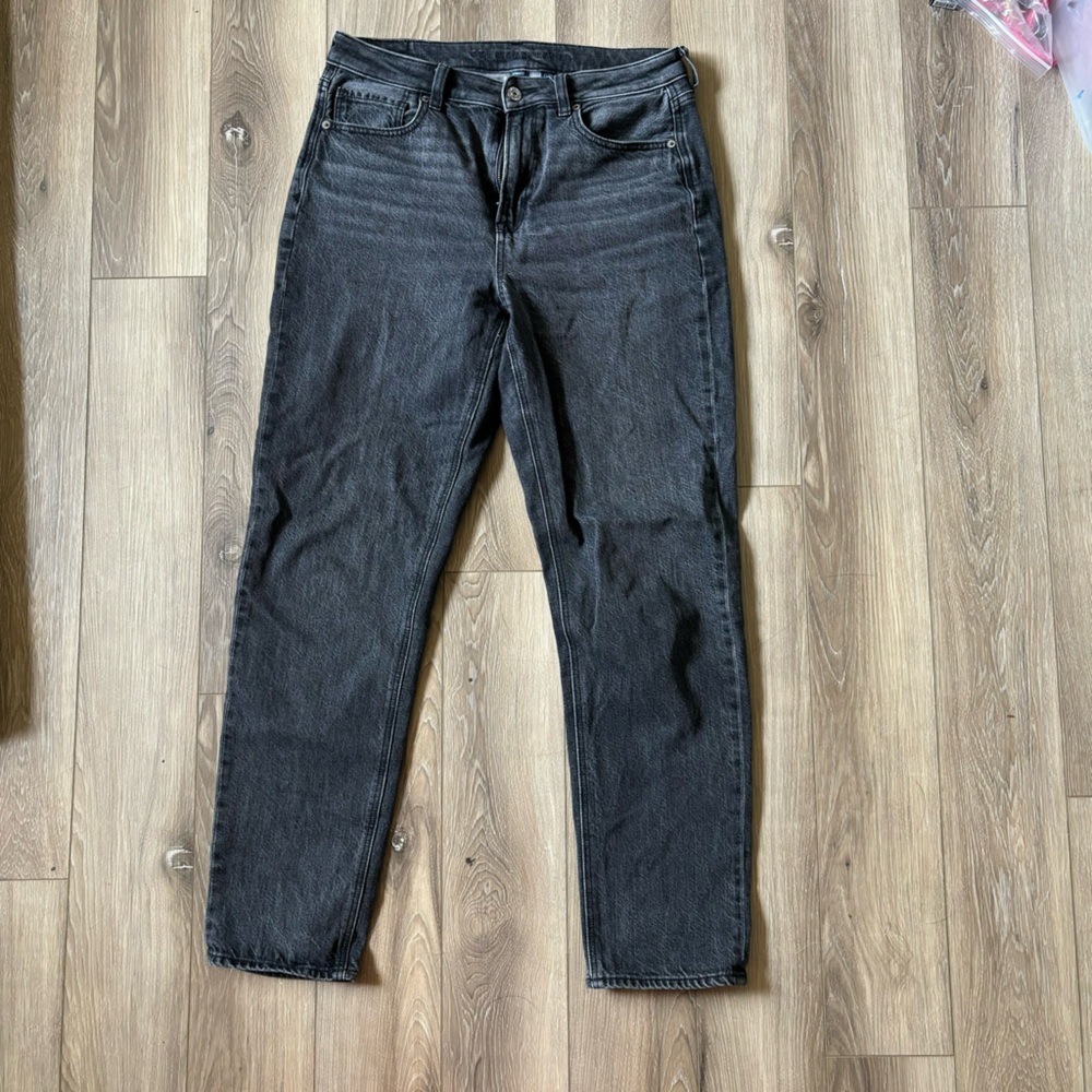 American Eagle black “strigid” mom jeans